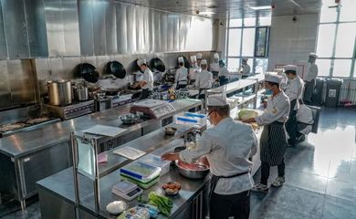 大廠年輕人涌向餐飲業 理性回歸還是新式內卷？